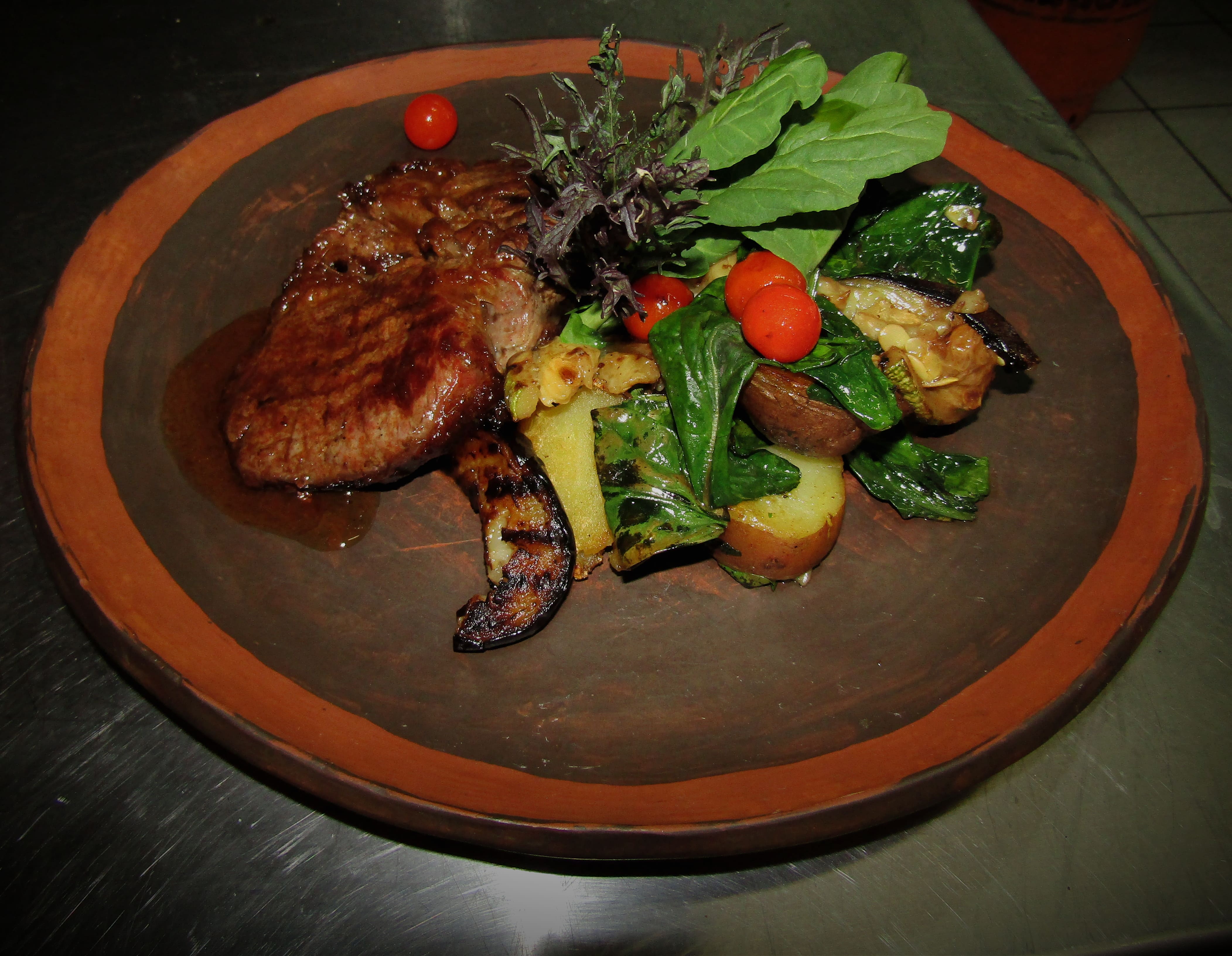Lomo a la parrilla con vegetales asados